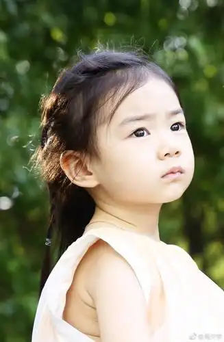 lucky探班马天宇新戏,穿仙气小白裙对镜头严肃比耶可爱十足