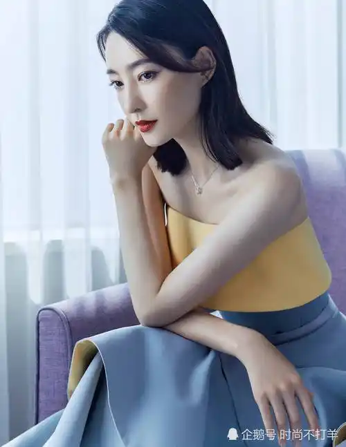 从素颜女神到时尚宠儿,王丽坤用穿搭凸显完美曲线,太诱人了吧!