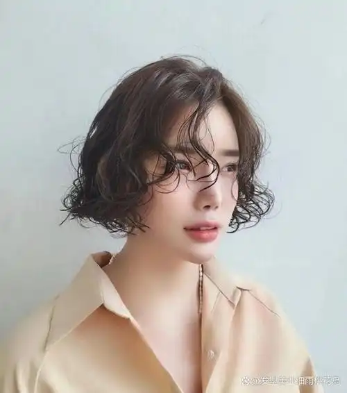 短发烫的小姐姐
