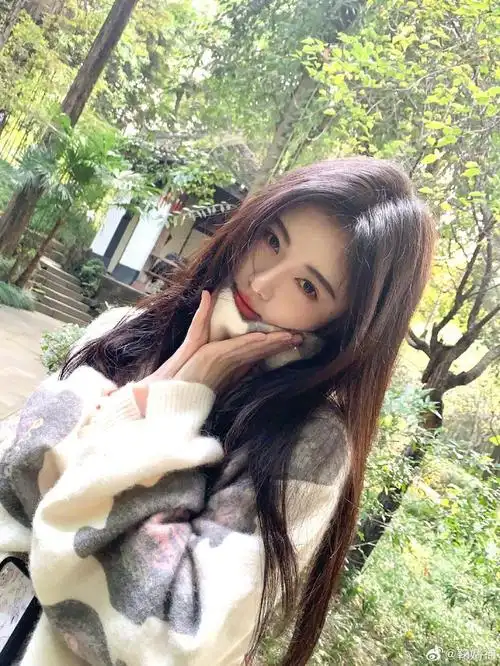 鞠婧祎穿白毛衣清纯可人 双手捧脸卖萌