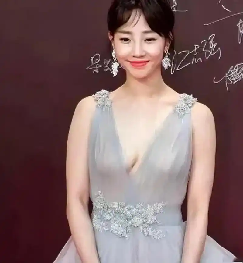 白百何的美貌真是被低估了,一层薄纱好身材一览无余,看起来确实是足够