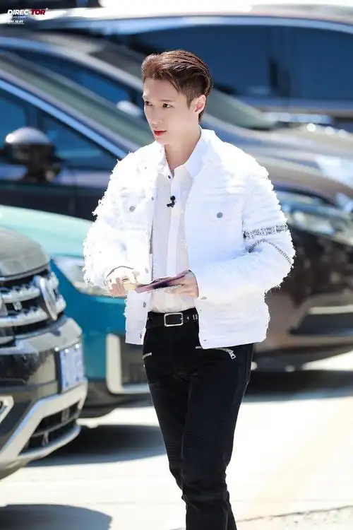 【5.18 张艺兴】张艺兴今日金曲青春上班饭拍～身穿白色外套.