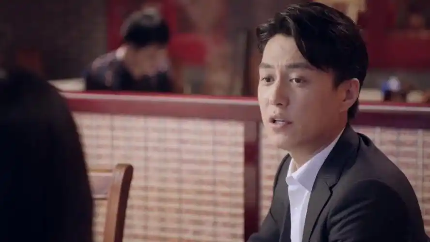 完全不同以往的精英形象,靳东演技可以的热播电视剧的微博视频