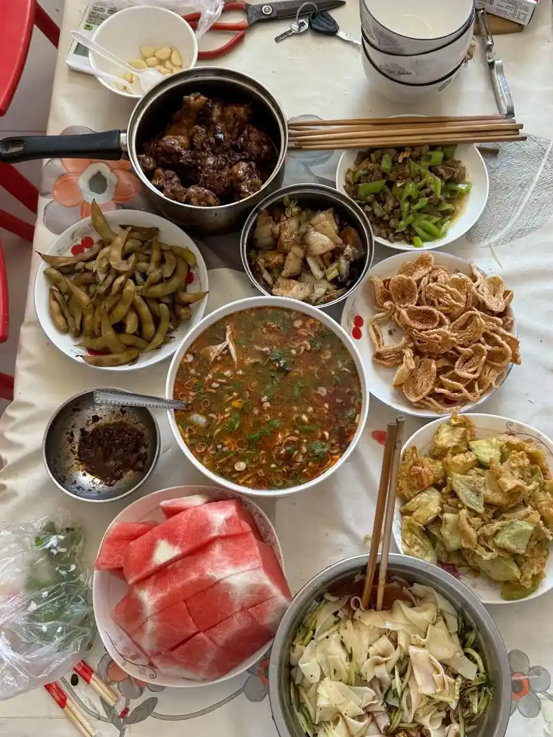 看见这张桌子就知道是去奶奶家吃饭了,不管吃大饭还是小饭