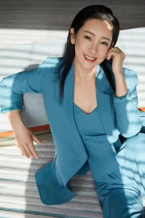 42岁的秦海璐好会穿大绿西装配小时尚这造型壹般人真学不来