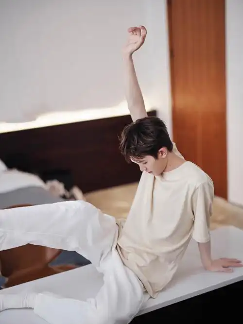 专辑t#[月亮代表我的心]#朱正廷苏记#"你真好看" 我全身数亿计的细胞