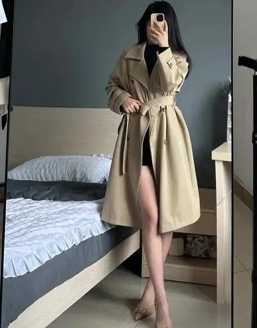 选择款式简约大方的风衣,搭配上尖头高跟鞋,瞬间让你成为气场十足的