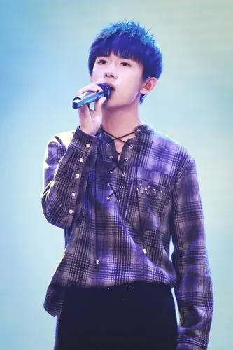 有才华的易烊千玺书法唱歌图片