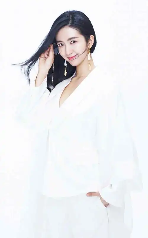 许龄月_许龄月照片_图片写真_生活照_电视剧 - 桌面天下(desktx.com)