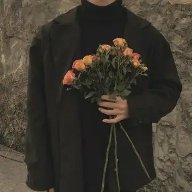 男生手持花头像比较文艺的半身手捧花男头像高清图片