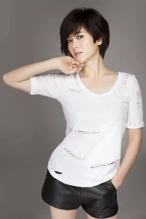 46岁左小青,饱满有料着实性感!_身材_气质_演技