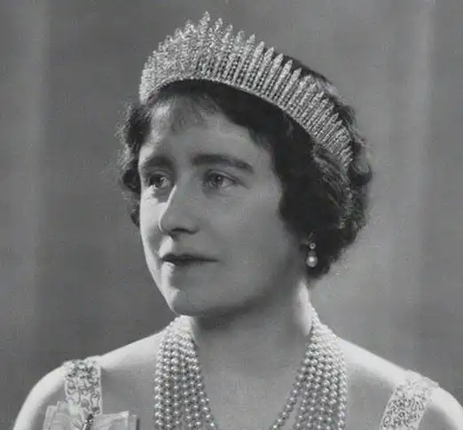 (伊丽莎白王太后佩戴玛丽边缘王冠)