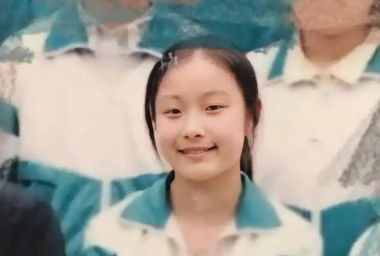 倪妮被扒出初中毕业照,看清当年颜值,才明白现在的她有多惊艳_五官