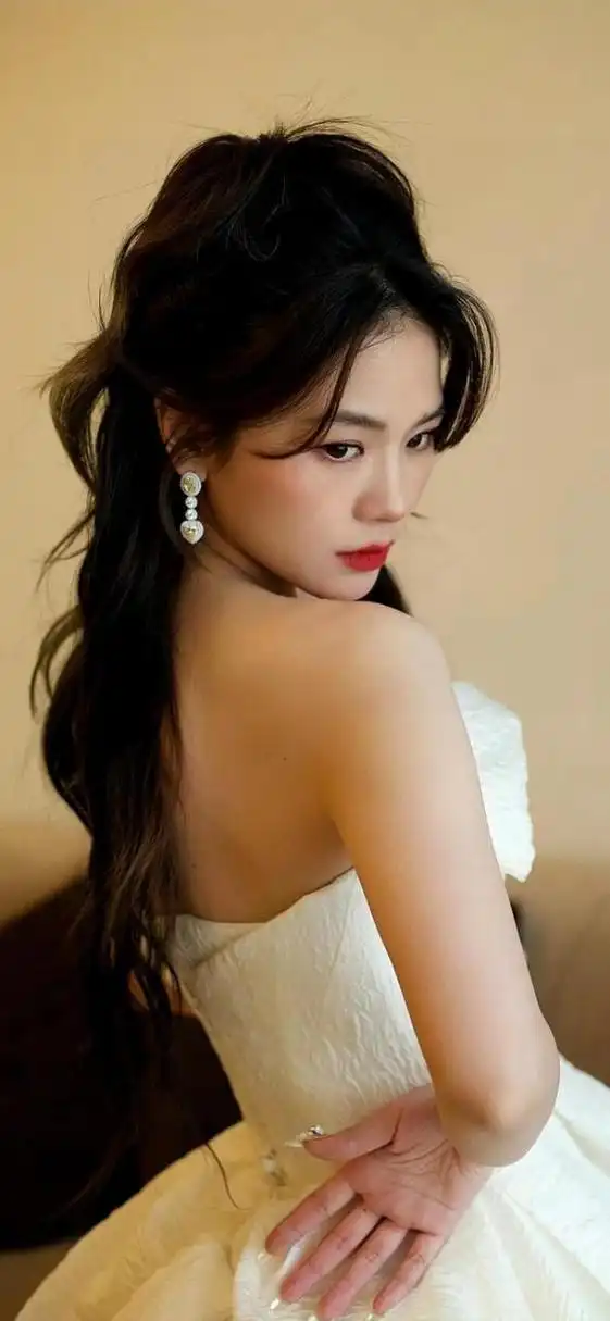 黄英,白色抹胸裙写真壁纸图集