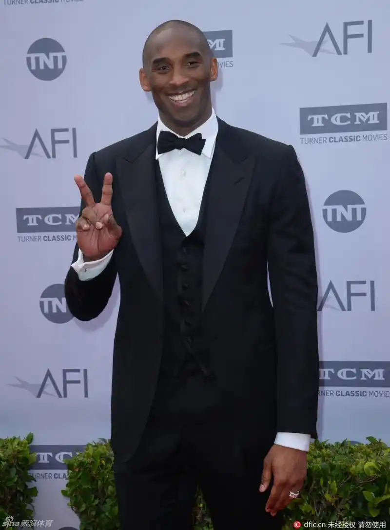 科比出席电影人颁奖礼_高清图集_新浪网