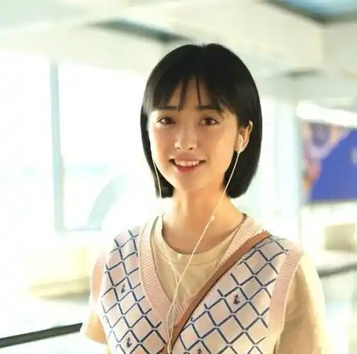 被沈月p图技术惊艳了,小短腿秒变大长腿,网友:影子还是暴露了_短发