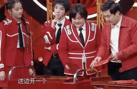 王牌:吃饭时华晨宇关晓彤坐一块,谁注意花花的小动作?