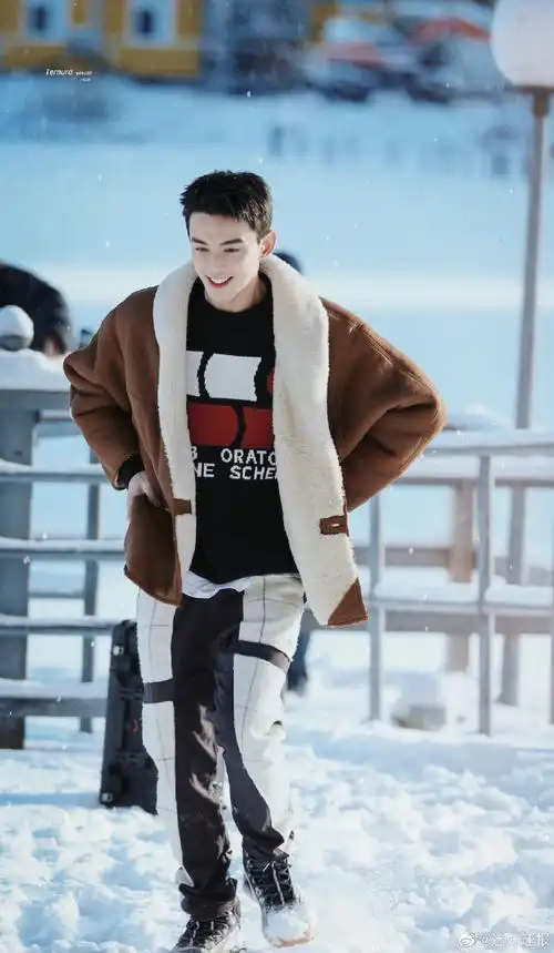 吴磊暴雪时分棕色外套造型路透##吴磊暴雪时分雪景饭拍路透