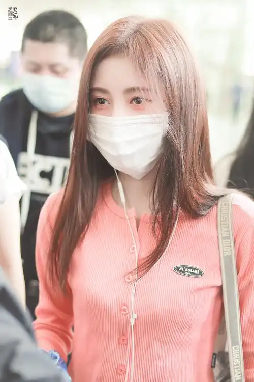 鞠婧祎机场新图图源wb见水印