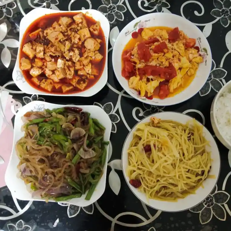 两个人吃四个菜还不够奢侈吗?为啥我老公哭着脸吵着要离婚?