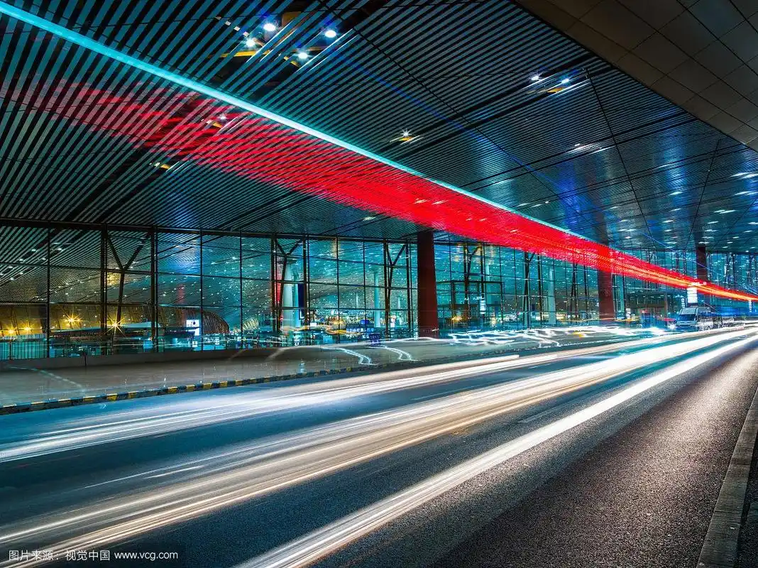 首都机场t3航站楼夜晚广场道路交通车流
