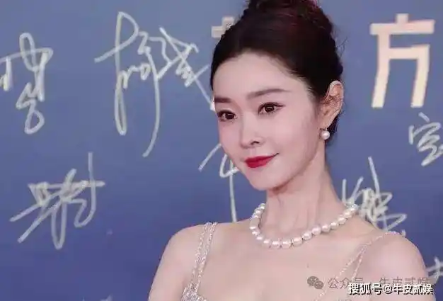 裸背诱人的唐嫣,艳而俗气的娜扎,女星红毯上的审美差距,出来了_宋轶