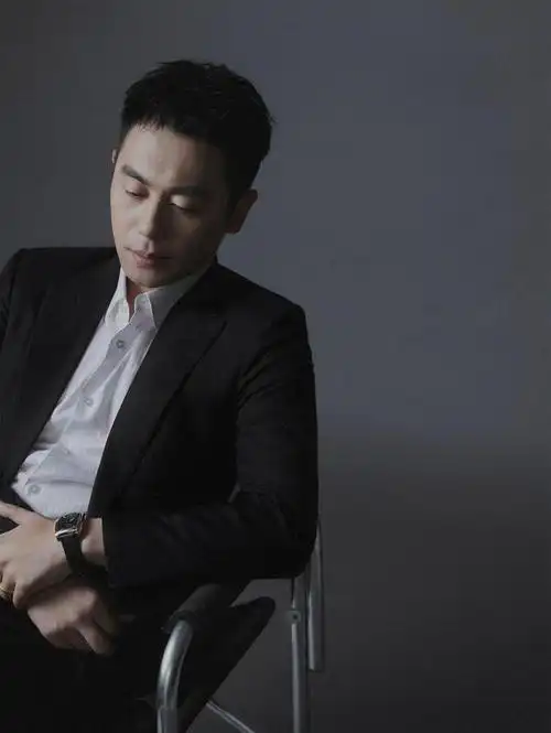 演员朱亚文,老婆结婚8年不会煮饭,当2个女儿的爹也快乐