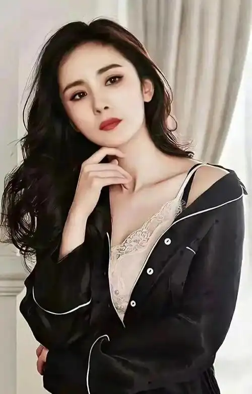 杨幂写真集惊艳发布,一览她的美丽瞬间!