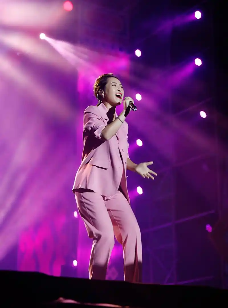 绿色中国行走进美丽红原公益晚会 云朵被授予推广大使称号