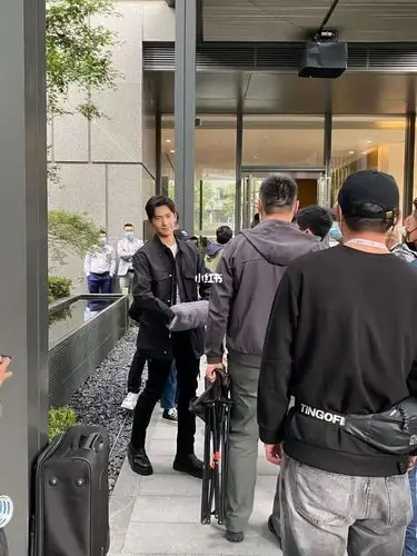 今天小区被迪丽热巴和杨洋剧组围堵一天8号楼的俩邻居你们还好嘛