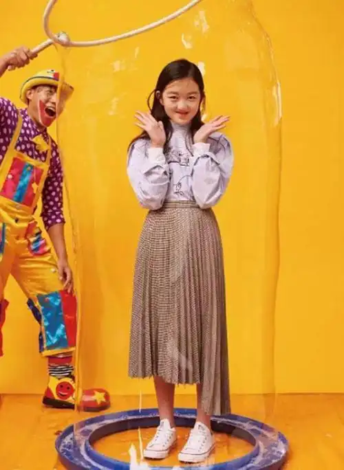 将衣摆露在外面,否则就很容易出现压身高的情况,就连李嫣这种修长纤细