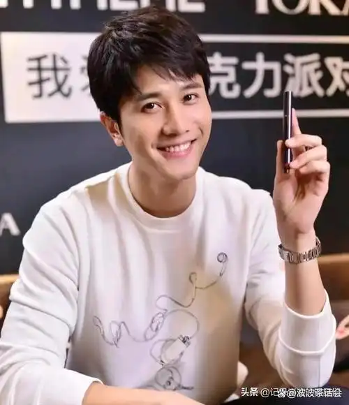 彭冠英的笑容也是特别治愈的!彭冠英这大长腿,谁看了不羡慕啊!