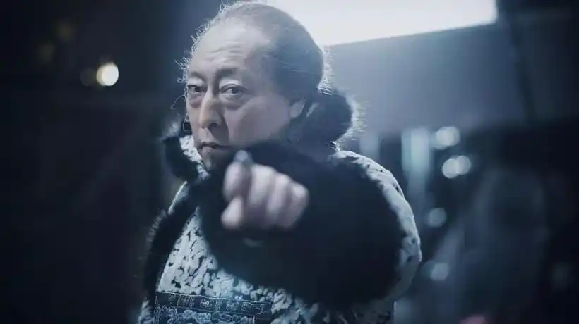 《林海雪原》剧照,倪大红饰演座山雕06丰富肢体,即兴发挥与面瘫式表情