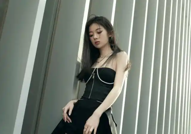 王者归来!单依纯登《爆裂舞台》前晒美照,穿黑色短裙气场全开