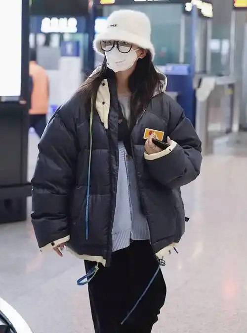 杨超越不要风度要温度,穿14750羽绒服走机场,果然颜值高任性_造型