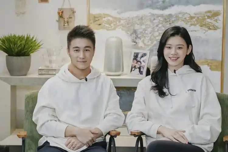 奚梦瑶挺孕肚与初代网红合影两人手牵手画面温馨小明孕期手浮肿明显