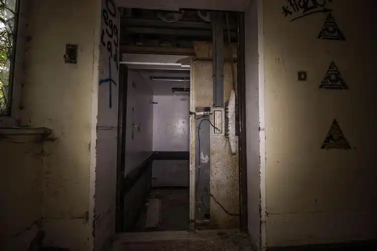 英学生拍摄废弃医院破旧令人唏嘘