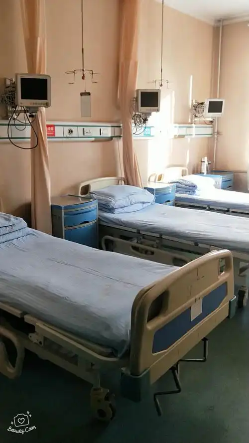 干净明亮的监护病房