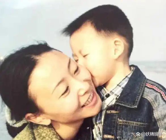 而小鬼则遗传了爸爸妈妈的高颜值,不过他的五官和脸型更像妈妈一些