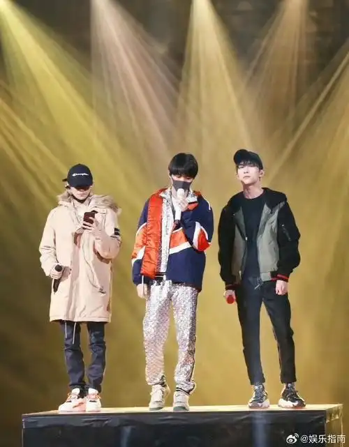tfboys三人演唱会上场前互相加油,他们也依旧是他们,这个背影真的好