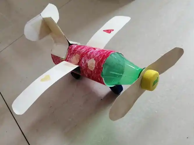 饮料瓶和废纸变身——环保飞机模型