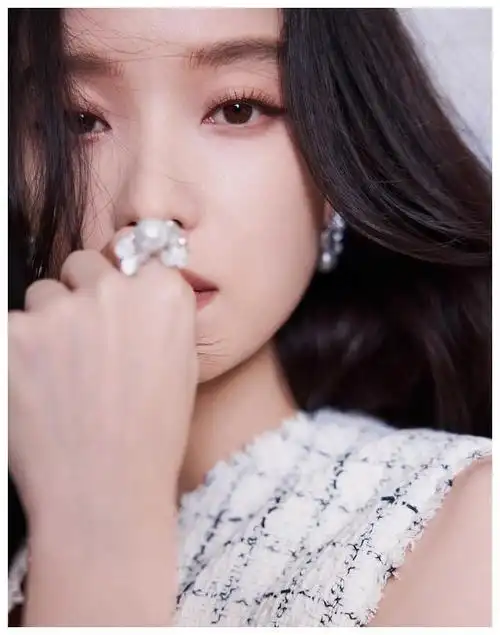 倪妮今日腊八节营业照曝光美艳动人散发极高魅力