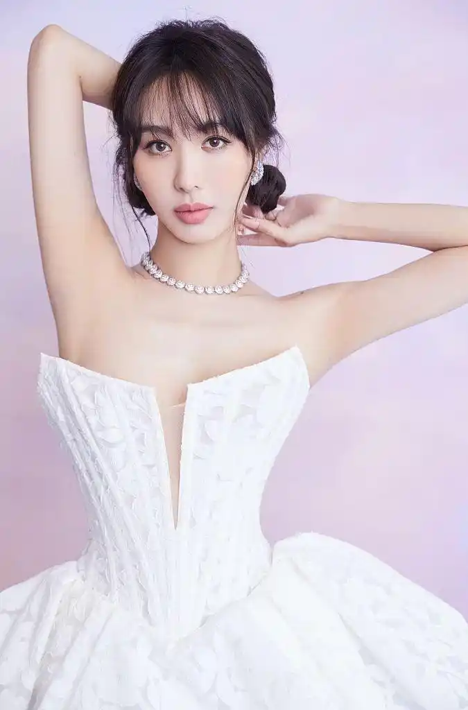 1/62021年4月28日,上海,李菲儿出席i do线下发布会并拍摄写真.