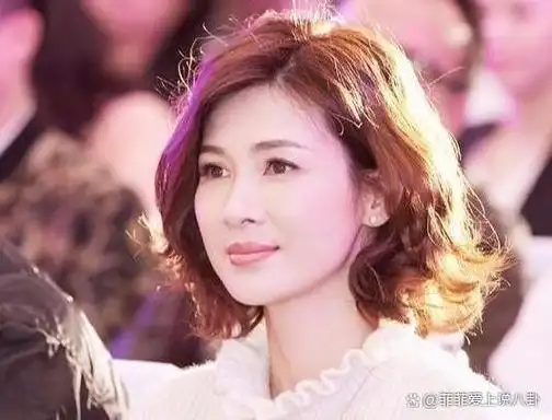 经过多年的努力,她终于考入上海戏剧学院表演系,并取得了优异的成绩.