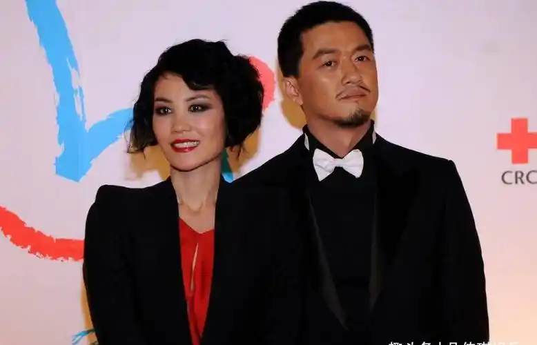 最红时为窦唯倒夜壶,和谢霆锋多年分分合合,王菲终于活出自己?