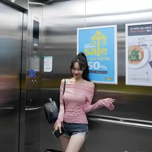 网红美女条纹露肩超短裤大长腿