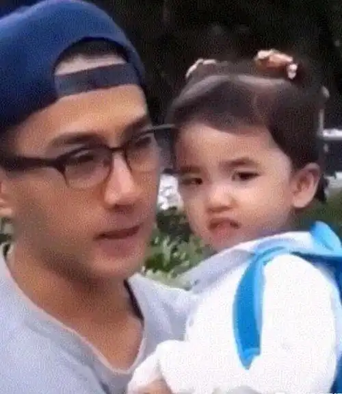 小糯米照片首公开网友赞叹其颜值像妈妈你怎么看