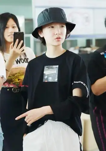 原创周冬雨真是实在,顶着一张不化妆的脸就走机场,网友:眉毛好真实