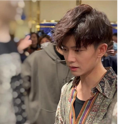 178cm任嘉伦与网友合影状态却被质疑明星果真不如素人