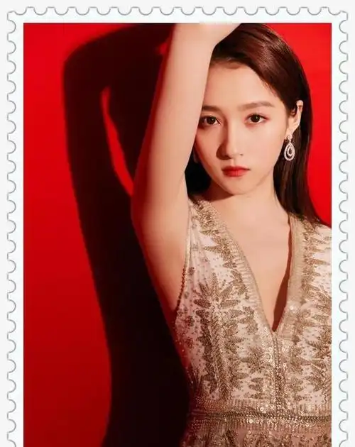 关晓彤大胆秀出"性感线"!v领裙一开到底,结果一抬手,露馅了